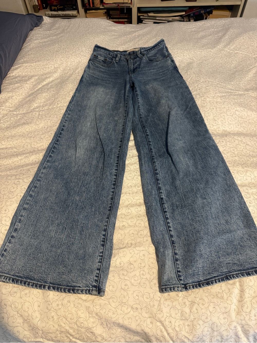 Levi's Classic Wide-Leg Jeans in Washed Blue